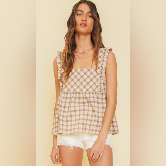 Hem & Thread Tops - Plaid Ruffle detail top💕